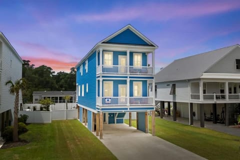 Luxurious 5BR Retreat with Pool The Blue Palm House in Garden City