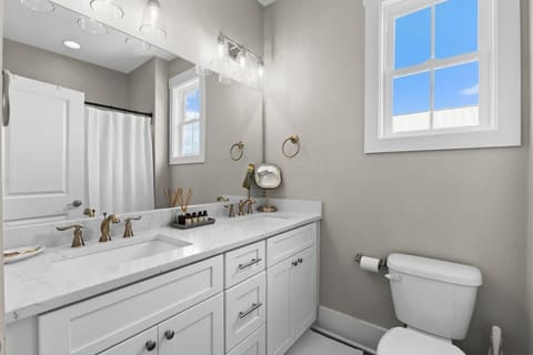 Luxurious 5BR Retreat with Pool The Blue Palm House in Garden City