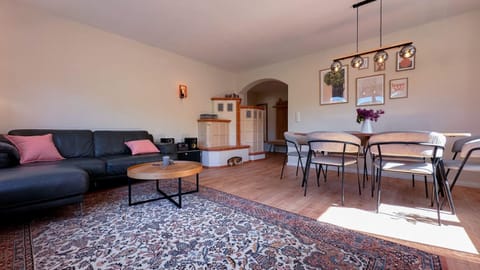 Living room, Seating area, Dining area, oven