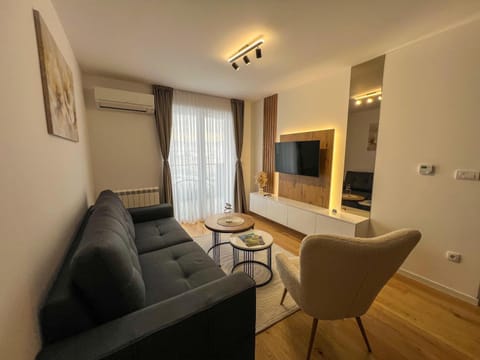 TV and multimedia, Living room, Seating area, Evening entertainment
