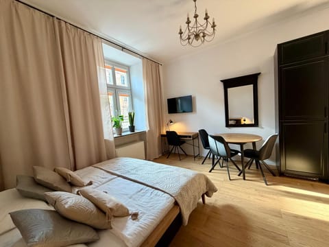 Bed, TV and multimedia, Kitchen or kitchenette, dishwasher, hair dryier, toaster, wardrobe, washing machine, air conditioner