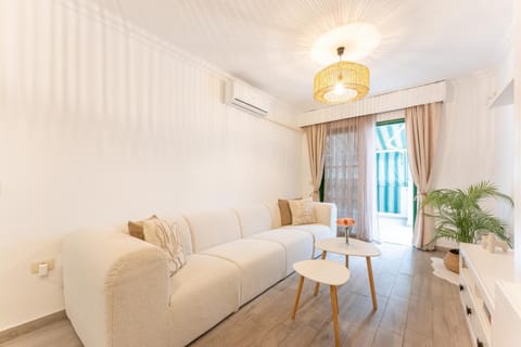 Living room, internet, air conditioner