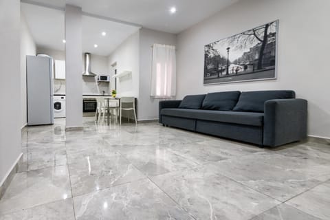 Kitchen or kitchenette, Living room, Seating area, Dining area, minibar, oven, stove