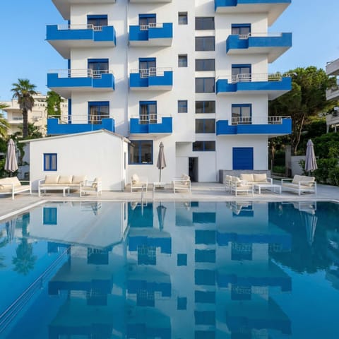 Property building, Day, Pool view, Swimming pool, sunbed