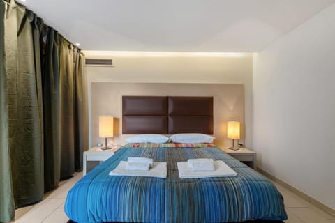Photo of the whole room, Bedroom, towels
