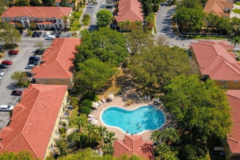 Property building, Neighbourhood, Natural landscape, Bird's eye view, Street view, Swimming pool, Parking