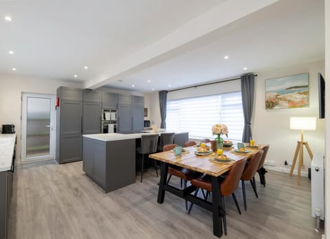 Kitchen or kitchenette, Food and drinks, Dining area, oven, stove