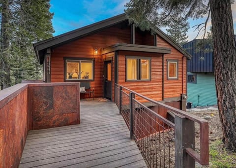 Property building, Patio, Nearby landmark, Restaurant/places to eat, Facade/entrance, Natural landscape, Fishing, Skiing, Beach, Hiking, Cycling, Evening entertainment, Lake view, Mountain view, Entertainment, Sunrise, Sunset, Parking, heating, internet