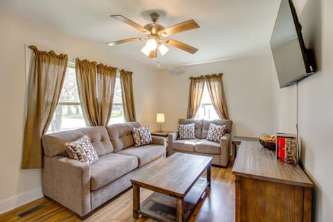 Lakes, Whiskey and More! Charming Home in Tullahoma House in Tennessee