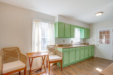 Lakes, Whiskey and More! Charming Home in Tullahoma House in Tennessee