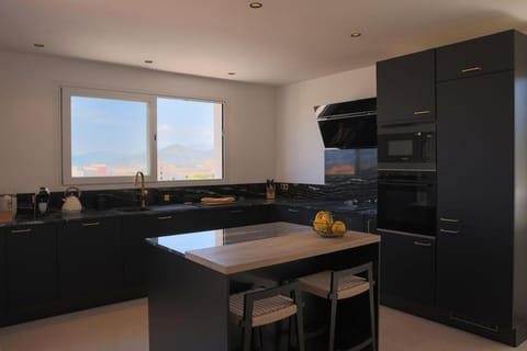 Kitchen or kitchenette, Dining area, stove