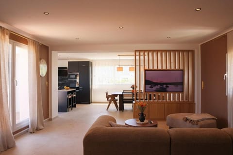 TV and multimedia, Living room, Seating area, Dining area