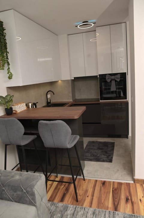 Coffee/tea facilities, Kitchen or kitchenette, Dining area, oven, stove