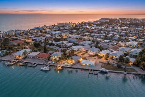 Casa de Rosa- Key Colony Beach Waterfront Pool Deluxe Home House in Key Colony Beach