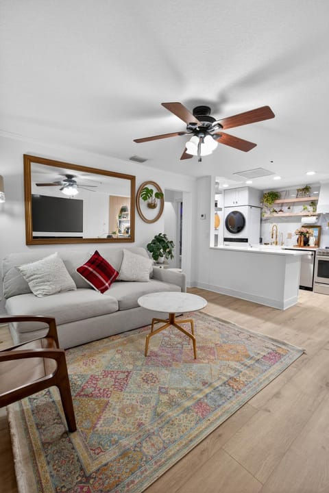 Charming Farm Stay w Fresh Eggs almost 2 Acres Near Tampa Bed and Breakfast in Wesley Chapel