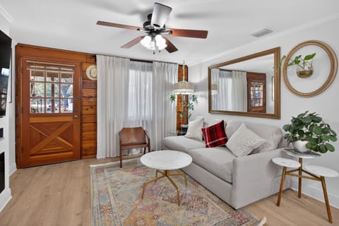 Charming Farm Stay w Fresh Eggs almost 2 Acres Near Tampa Bed and Breakfast in Wesley Chapel