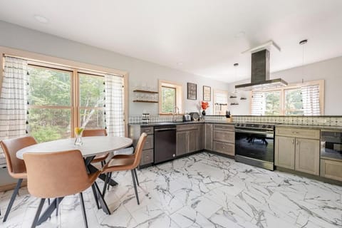 Kitchen or kitchenette, Dining area, dishwasher, oven