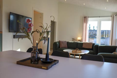 Communal lounge/ TV room, TV and multimedia, Living room, Seating area, Evening entertainment