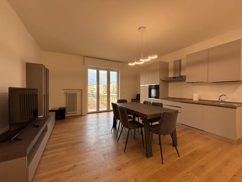 TV and multimedia, Kitchen or kitchenette, Dining area, dishwasher, minibar, oven, stove