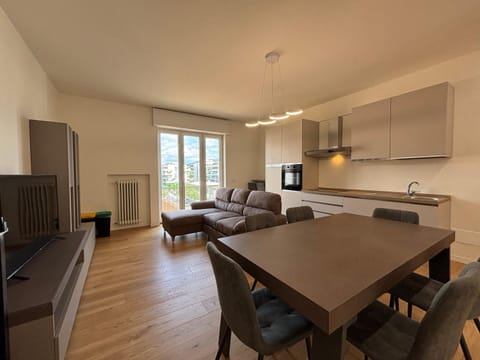 TV and multimedia, Kitchen or kitchenette, Living room, Seating area, Dining area, minibar, stove