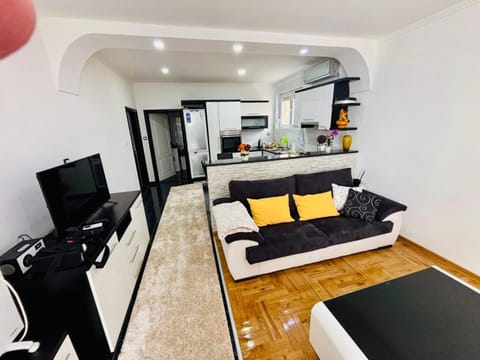 Communal lounge/ TV room, TV and multimedia, Living room, Seating area, Evening entertainment, oven