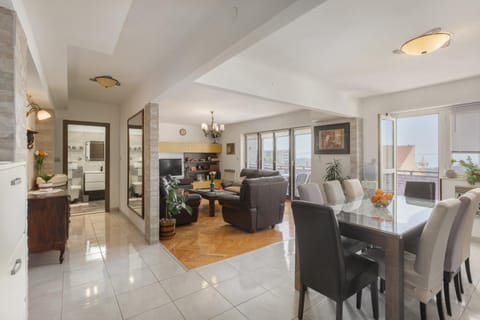 TV and multimedia, Living room, Seating area, Dining area