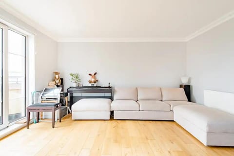 Double room with private bathroom n parking direct connection to airport train station Vacation rental in Edinburgh