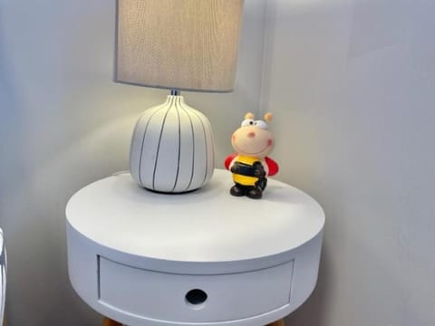 Double room with private bathroom n parking direct connection to airport train station Vacation rental in Edinburgh