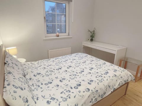 Double room with private bathroom n parking direct connection to airport train station Vacation rental in Edinburgh