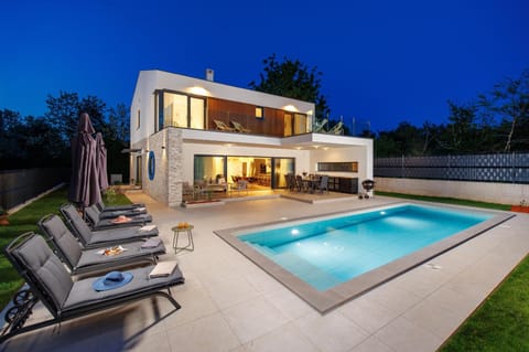 Property building, Patio, Night, Summer, BBQ facilities, Garden, Balcony/Terrace, Garden view, Pool view, Swimming pool, sunbed