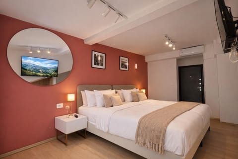 Bed, TV and multimedia, Photo of the whole room, Bedroom