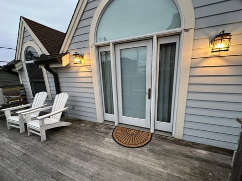 Newport Harbor View Cottage w Decks & Parking House in Newport