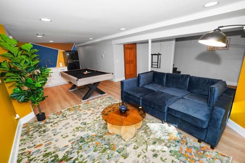 King Bed 6BR Chicago with Pool Table Sleeps 16 Near Humboldt Park Apartment in Chicago