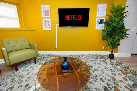 King Bed 6BR Chicago with Pool Table Sleeps 16 Near Humboldt Park Apartment in Chicago