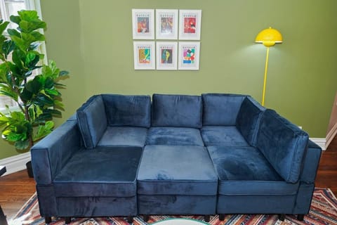 King Bed 6BR Chicago with Pool Table Sleeps 16 Near Humboldt Park Apartment in Chicago