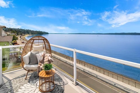 Water View Retreat w Near Beach Park & City House in Des Moines