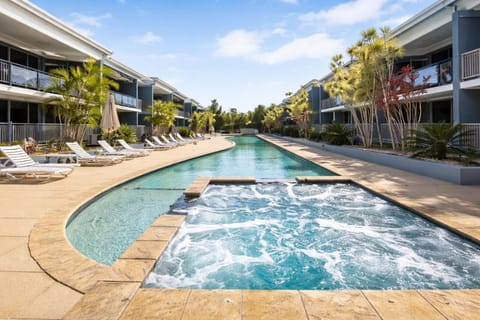 Property building, Day, Hot Tub, Pool view, Swimming pool, sunbed