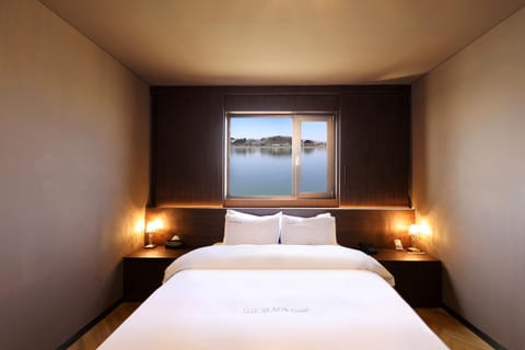 Bed, Natural landscape, Bedroom, Lake view, River view
