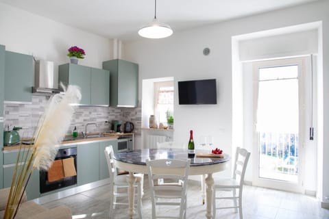 TV and multimedia, Kitchen or kitchenette, Living room, Seating area, Dining area