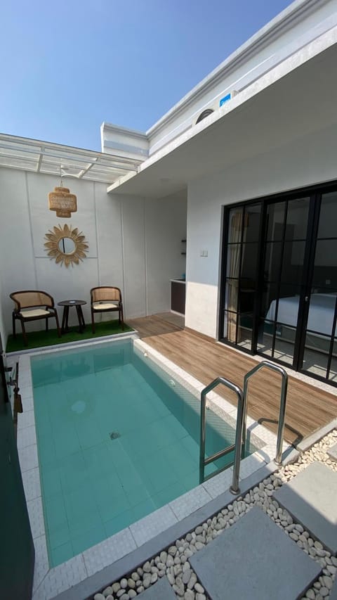 Swimming pool, Swimming pool