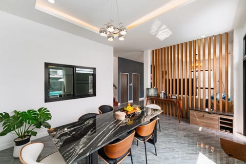 Seating area, Dining area