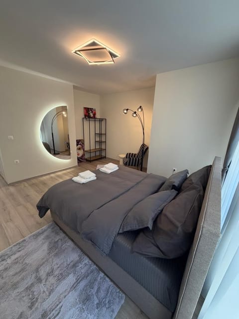 Bed, Photo of the whole room, Seating area, Bedroom