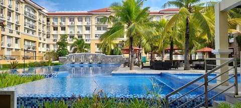 Property building, Spring, Day, Garden, Garden view, Pool view, Swimming pool, sunbed