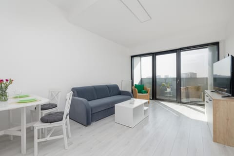 Communal lounge/ TV room, TV and multimedia, Living room, Seating area, Dining area, Evening entertainment