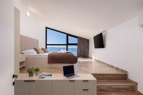 Bed, TV and multimedia, Photo of the whole room, Bedroom, Sea view, wardrobe, air conditioner