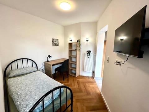 Bed, TV and multimedia, Photo of the whole room, Seating area, Bedroom