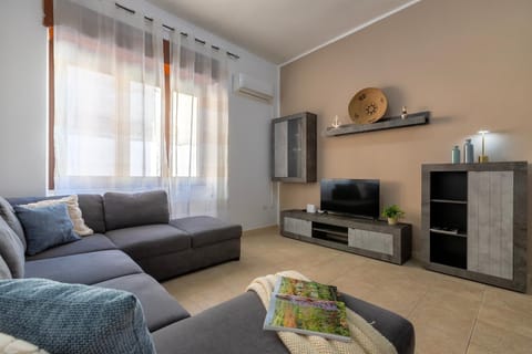 Bed, Day, TV and multimedia, Living room, Seating area, Seasons