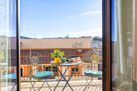 Bird's eye view, View (from property/room), City view, City view, Garden view, Garden view, Landmark view, Mountain view, Mountain view, Sea view, Sea view, Street view, Street view, Seasons, Quiet street view
