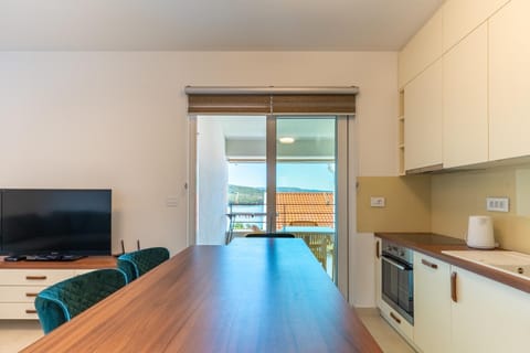 Kitchen or kitchenette, Dining area, oven, stove
