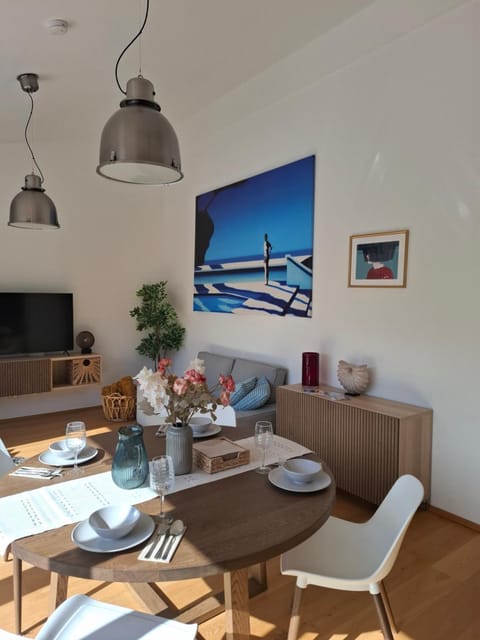 Communal lounge/ TV room, TV and multimedia, Living room, Seating area, Dining area, Evening entertainment